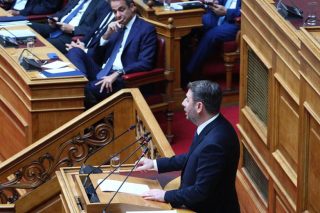 Σε ασφυκτικό κλοιό ο πρωθυπουργός